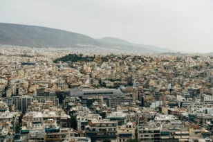 Κοινωνική αντιπαροχή: Οι όροι, οι συμβάσεις και οι πρώτες περιοχές που μπαίνουν στο πρόγραμμα