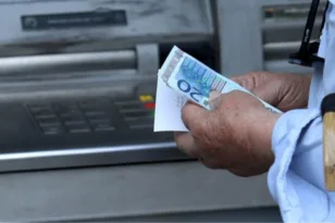 Ενίσχυση 300 ευρώ: Ποιοι χάνουν «στα σημεία» το έκτακτο επίδομα