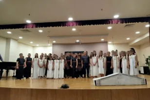 Δημήτρης Ζαπάντης: Ένωσε 10 σχολεία και 85 μαθητές της Αιτωλοακαρνανίας πάνω στη σκηνή