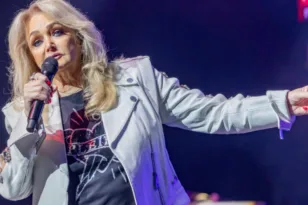 Σε τεχνητό κώμα η Bonnie Tyler: Κρίσιμες ώρες για τη θρυλική τραγουδίστρια