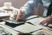 ΔΕΘ: Πακέτο παρεμβάσεων με μείωση ασφαλιστικών εισφορών ετοιμάζει η κυβέρνηση
