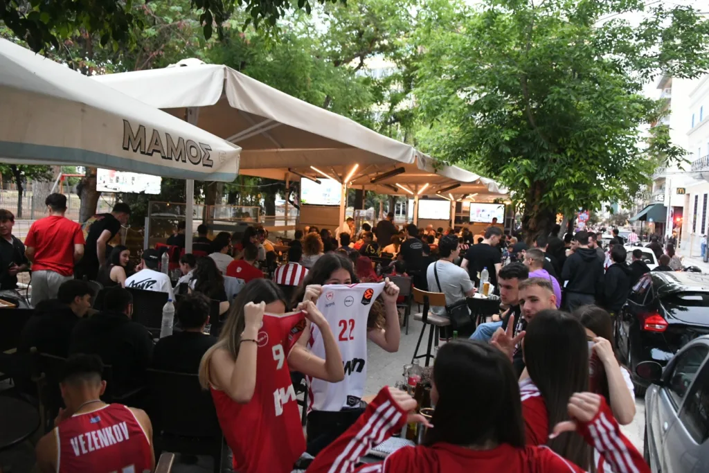 Η Πάτρα στον ρυθμό του μεγάλου τελικού της Ευρωλίγκα-Γεμάτα όλα τα καταστήματα ΦΩΤΟ Η Πάτρα στον ρυθμό του μεγάλου τελικού της Ευρωλίγκα-Γεμάτα όλα τα καταστήματα ΦΩΤΟ