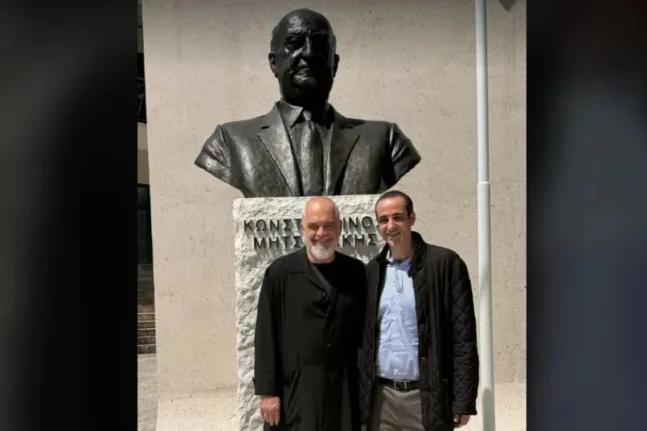 Στη Δερβιτσάνη ο Δημητριάδης: ιδιωτική επίσκεψη ⁠στην προτομή του παππού του, συνοδεία του Έντι Ράμα