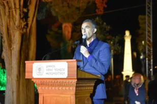 Νίκος Αλιάγας: Τέτοιον «πρέσβη» δεν έχει η Πάτρα – Η Γαλλία, το Μεσολόγγι και τα γραμματόσημα