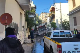 Πάτρα: Το Δασύλλιο ξύπνησε με δρόμο-ποτάμι, μπήκαν νερά σε δύο σπίτια