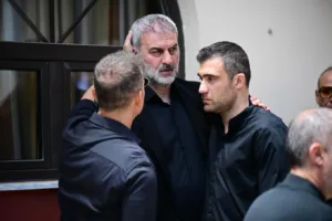 Ο αθλητικός κόσμος στο πλευρό του Δέλλα στην κηδεία της Μαστροκώστα, ήταν εκεί συμπαίκτες του το 2004 και αντίπαλοι στα γήπεδα, ΦΩΤΟ
