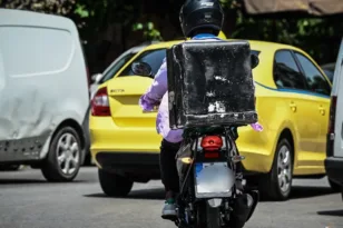 Ντοκουμέντο, έτσι έκανε τις επιθέσεις ο ντελιβεράς, που πετούσε πέτρες και τραυμάτιζε περαστικούς στην Κηφισιά
