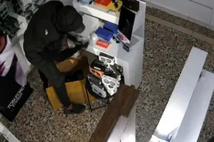 Χαλκιδική: Μπήκαν σε κατάστημα οπτικών με κούτα και άρπαξαν γυαλιά 20.000 ευρώ ΒΙΝΤΕΟ