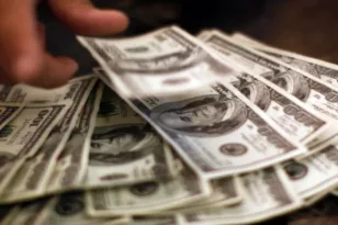 Πλαστά δολάρια: Υποστήριξαν ότι είχαν πειστεί πώς επρόκειτο για χαρτονομίσματα του Σαντάμ Χουσέιν!