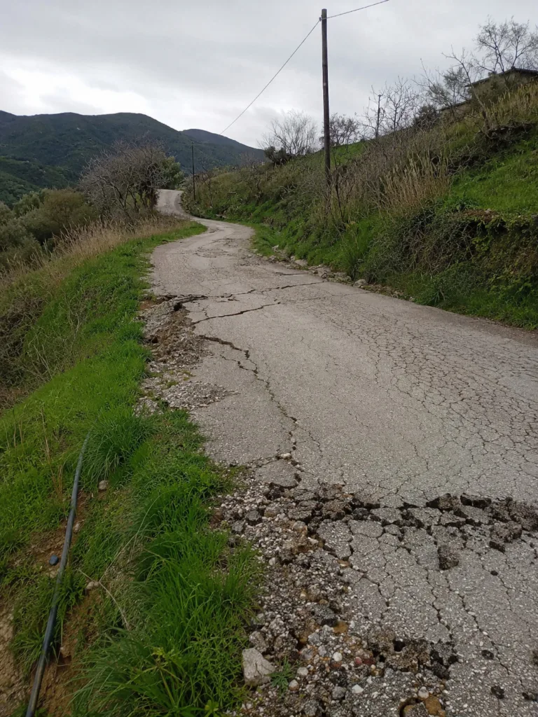 Πάτρα: Επικίνδυνοι δρόμοι από Συχαινά έως Βελβίτσι - Eντονα σημάδια καθίζησης και ρηγματώσεις