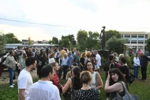 Η Πάτρα τίμησε τον Μεμά Καλογηράτο – Αποκαλύφθηκε το άγαλμα στην πλατεία Ανθούπολης