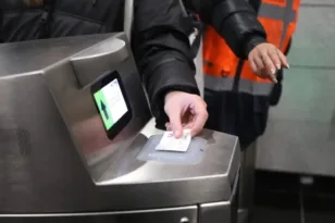 ΜΜΜ: «Καμπάνα» 100 ευρώ από σήμερα για όσους μπαίνουν χωρίς εισιτήριο, τι προβλέπεται