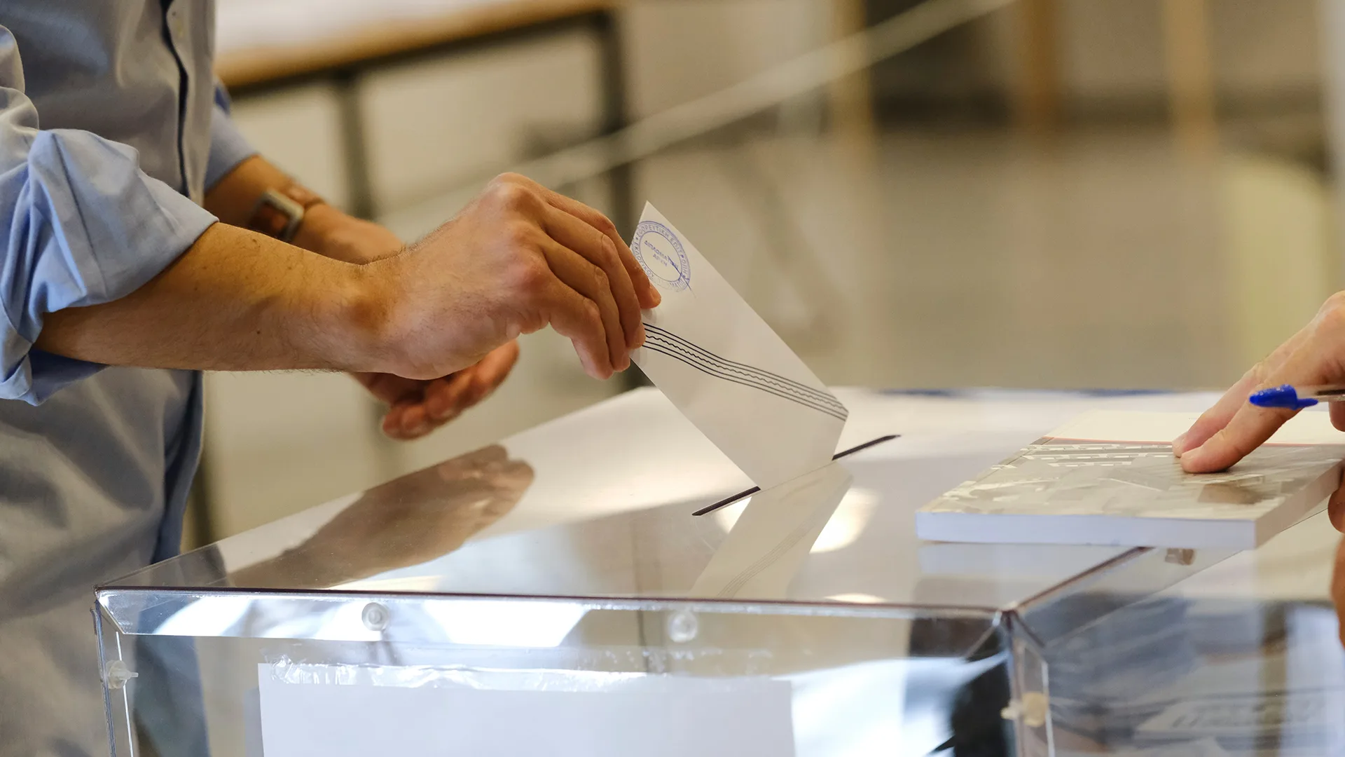 &Kappa;ύ&pi;&rho;&omicron;&sigmaf;: &Tau;&alpha; exit poll &tau;&omega;&nu; &epsilon;&kappa;&lambda;&omicron;&gamma;ώ&nu; &delta;ί&nu;&omicron;&upsilon;&nu; &pi;&rho;&omega;&tau;&iota;ά &sigma;&tau;&omicron;&nu; &Delta;&Eta;.&Sigma;&Upsilon;.