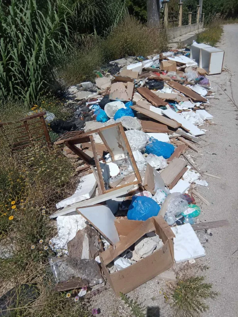 Πάτρα: Σκουπιδότοπος το «Εργοστάσιο Τέχνης» ΦΩΤΟ Πάτρα: Σκουπιδότοπος το «Εργοστάσιο Τέχνης» ΦΩΤΟ