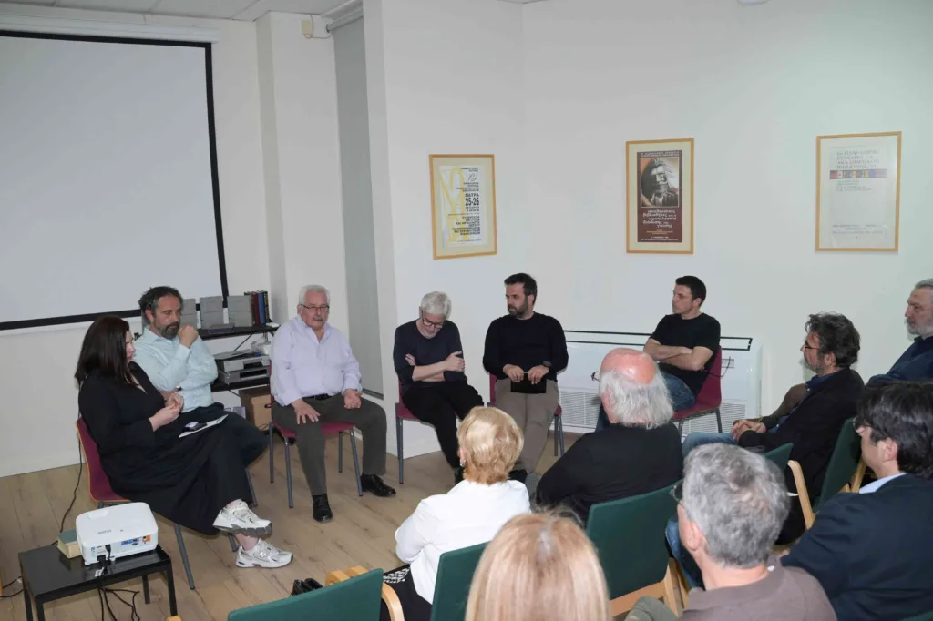 Πάτρα: Η έκθεση «Τυπογραφίας ίχνη» άνοιξε έναν ζωντανό διάλογο για μνήμη, τέχνη και πόλη