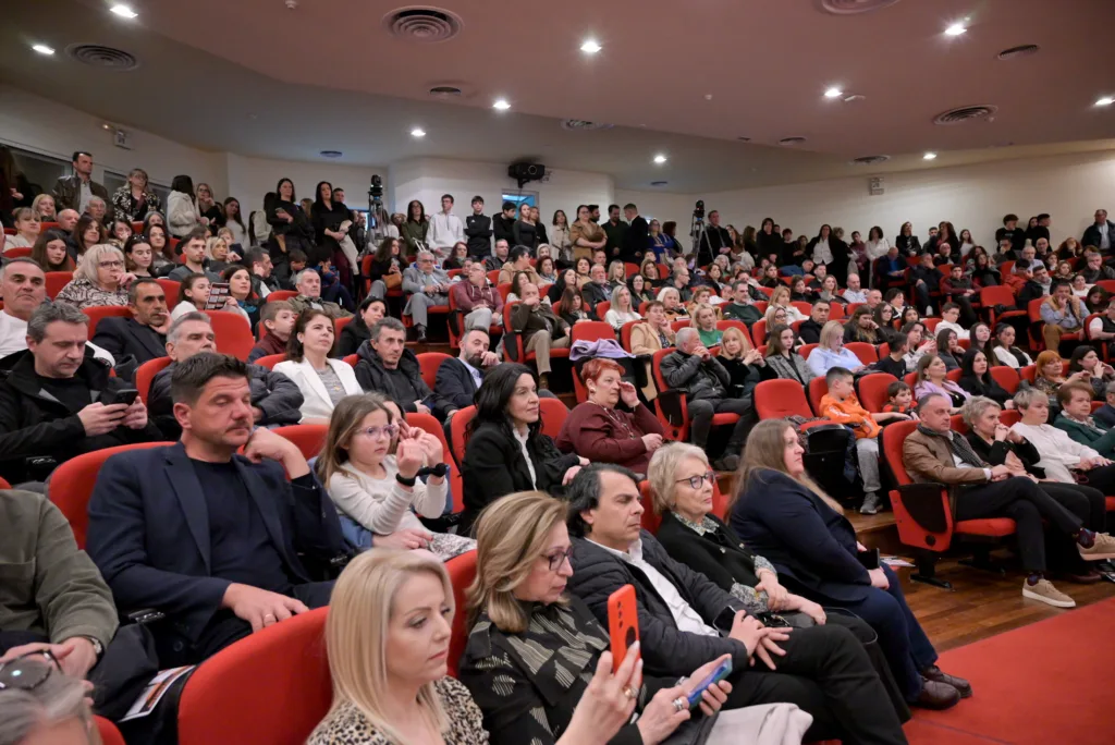 60 χρόνια Εκπαιδευτικός Όμιλος Κουτσαντώνη: Συγκίνηση και απονομή πτυχίων στο Συνεδριακό Κέντρο Πατρών