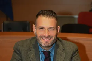 Φεσσιάν: «Η Δυτική Ελλάδα δεν αλλάζει με ένα γραφειοκρατικά “ΑΠΟΔΕΚΤΟ”» – Λευκό από την παράταξη Σκιαδαρέση στον ΟΠΔ 2026