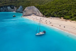 Conde Nast Traveller: Η ελληνική παραλία που χαρακτήρισε ως τη δεύτερη καλύτερη στον κόσμο
