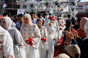 Γάζα: Παντρεύτηκαν ταυτόχρονα 50 ζευγάρια στα ερείπια του πολέμου!