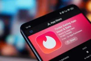 Βρετανία: Stalker έφτιαξε ψεύτικο Tinder της πρώην του και έστελνε άνδρες στο σπίτι της