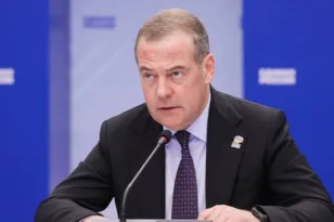 Μεντβέντεφ προς Ευρώπη: Τα drones θα συνεχίσουν να εισέρχονται στον εναέριο χώρο σας