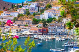 Υδρα: Αναστάτωση από τρεις άνδρες, μπούκαραν σε εστιατόριο και σπίτι