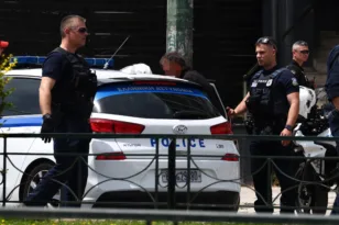 Καλλιθέα: Με Ούζι έξω από μπαρ ο 58χρονος – Δίωξη για απόπειρα ανθρωποκτονίας