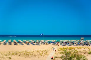 Η Ελλάδα στη δεύτερη θέση με τις Γαλάζιες Σημαίες, τι ισχύει για τις παραλίες στη Δυτική Ελλάδα