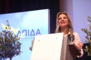 «ΕΛΠΙΔΑ για τη Δημοκρατία»: Παρουσιάστηκε στη Θεσσαλονίκη το νέο πολιτικό κίνημα της Μαρίας Καρυστιανού, ποιοι έδωσαν το παρών