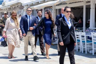 Κίμπερλι Γκιλφόιλ: Στη Μύκονο, η βόλτα της στον Γιαλό, η ανθοδέσμη, ο πελεκάνος και οι selfies, ΦΩΤΟ