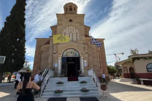 Συγγενείς και φίλοι αποχαιρετούν τη Γωγώ Μαστροκώστα στο Ελληνικό