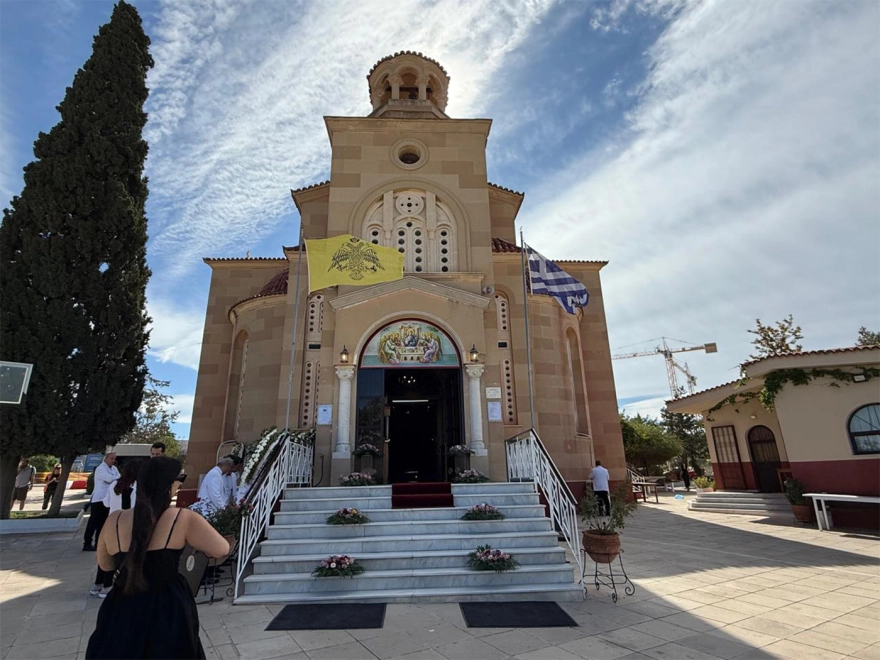 Γωγώ Μαστροκώστα: Συντετριμμένοι ο Τραϊανός Δέλλας και η μητέρα της στο τελευταίο αντίο