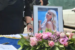 Γωγώ Μαστροκώστα: Συντετριμμένοι ο Τραϊανός Δέλλας και η μητέρα της στο τελευταίο αντίο