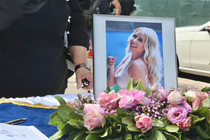 Γωγώ Μαστροκώστα: Συντετριμμένοι ο Τραϊανός Δέλλας και η μητέρα της στο τελευταίο αντίο Γωγώ Μαστροκώστα: Συντετριμμένοι ο Τραϊανός Δέλλας και η μητέρα της στο τελευταίο αντίο
