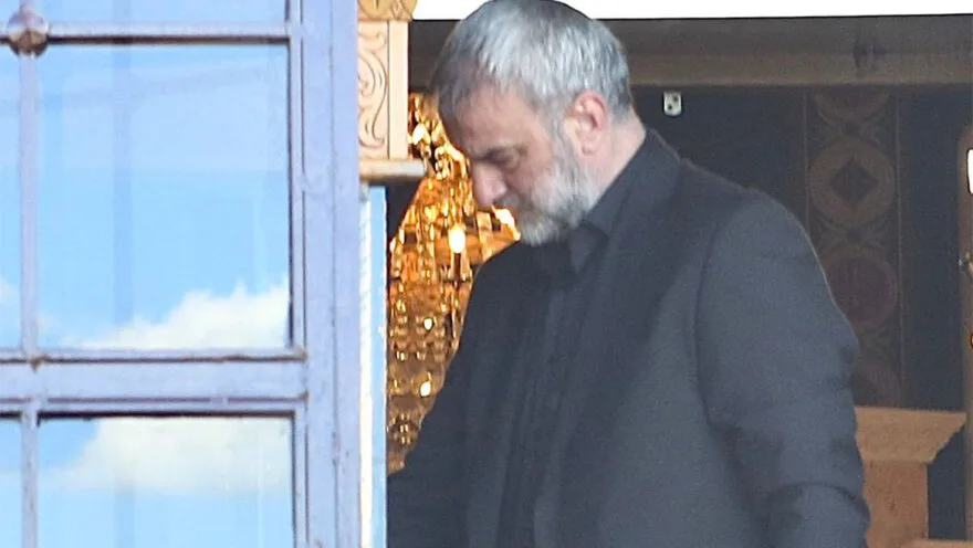 Γωγώ Μαστροκώστα: Συντετριμμένοι ο Τραϊανός Δέλλας και η μητέρα της στο τελευταίο αντίο Γωγώ Μαστροκώστα: Συντετριμμένοι ο Τραϊανός Δέλλας και η μητέρα της στο τελευταίο αντίο
