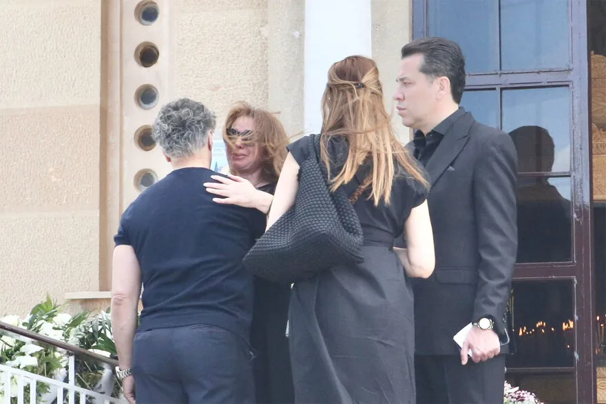 Γωγώ Μαστροκώστα: Συντετριμμένοι ο Τραϊανός Δέλλας και η μητέρα της στο τελευταίο αντίο