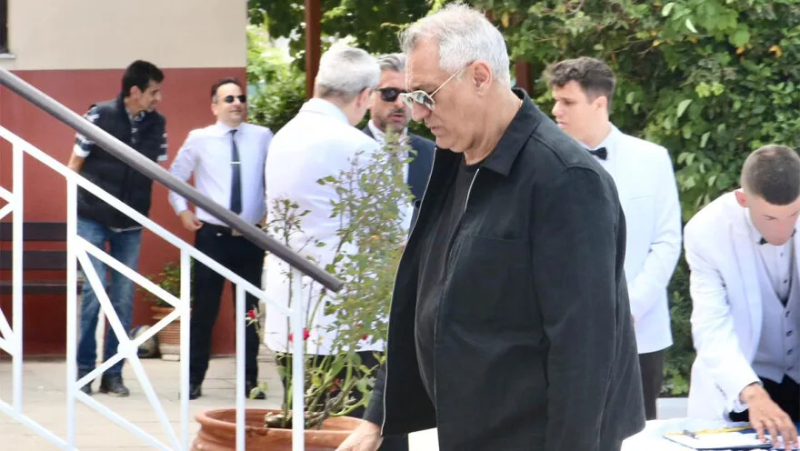 Γωγώ Μαστροκώστα: Συντετριμμένοι ο Τραϊανός Δέλλας και η μητέρα της στο τελευταίο αντίο