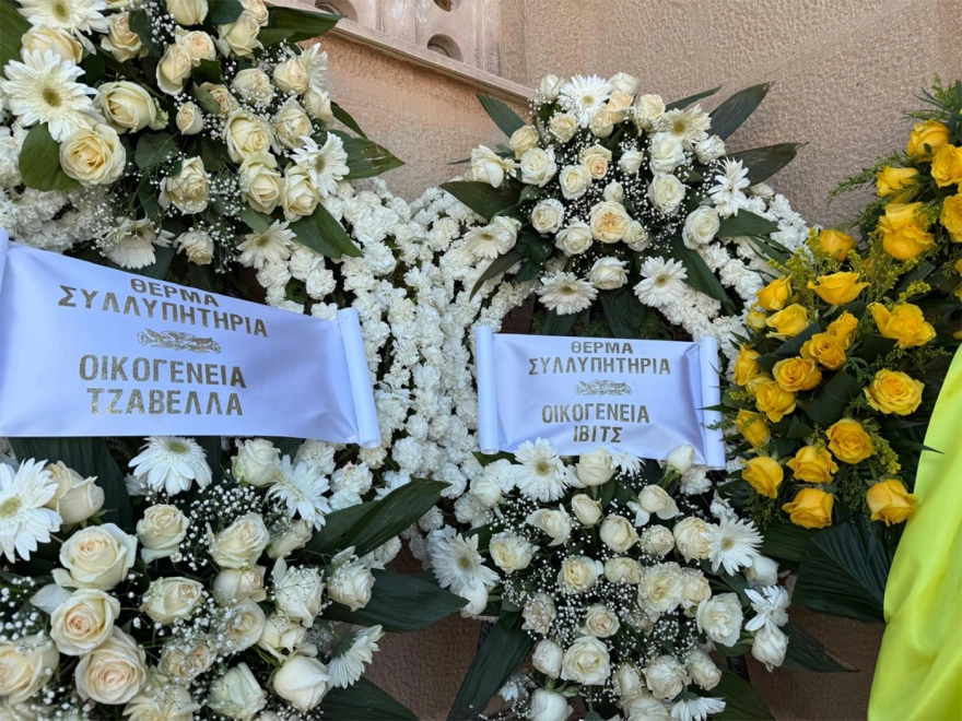 Γωγώ Μαστροκώστα: Συντετριμμένοι ο Τραϊανός Δέλλας και η μητέρα της στο τελευταίο αντίο