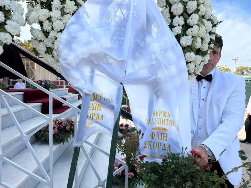Γωγώ Μαστροκώστα: Συντετριμμένοι ο Τραϊανός Δέλλας και η μητέρα της στο τελευταίο αντίο
