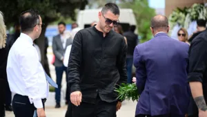 Ο αθλητικός κόσμος στο πλευρό του Δέλλα στην κηδεία της Μαστροκώστα, ήταν εκεί συμπαίκτες του το 2004 και αντίπαλοι στα γήπεδα, ΦΩΤΟ