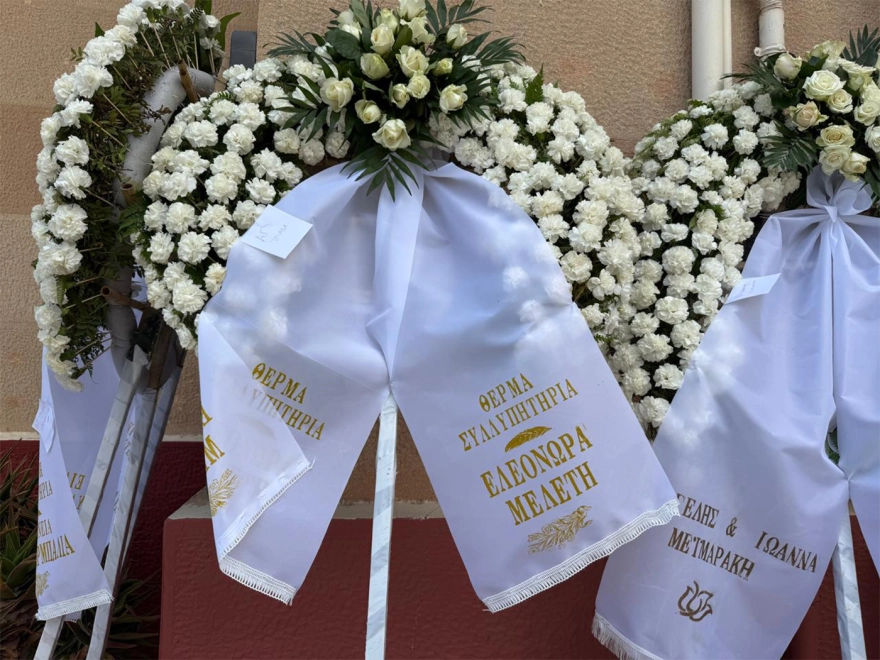 Γωγώ Μαστροκώστα: Συντετριμμένοι ο Τραϊανός Δέλλας και η μητέρα της στο τελευταίο αντίο Γωγώ Μαστροκώστα: Συντετριμμένοι ο Τραϊανός Δέλλας και η μητέρα της στο τελευταίο αντίο