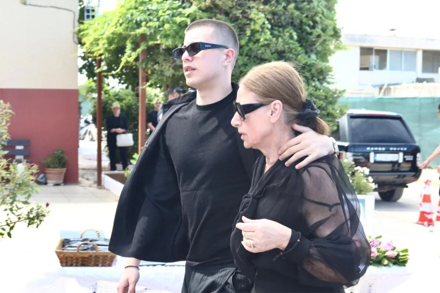 Γωγώ Μαστροκώστα: Συντετριμμένοι ο Τραϊανός Δέλλας και η μητέρα της στο τελευταίο αντίο Γωγώ Μαστροκώστα: Συντετριμμένοι ο Τραϊανός Δέλλας και η μητέρα της στο τελευταίο αντίο