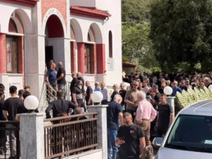 «Σκεφτόταν πάντα τους άλλους ακόμα και στην κατάσταση που ήταν», ράγισαν και οι πέτρες στην κηδεία του Άντζα, ΦΩΤΟ