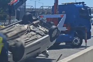 Απίστευτες εικόνες από τρομερή ανατροπή αυτοκινήτου σε τροχαίο στον Κηφισό, ΦΩΤΟ