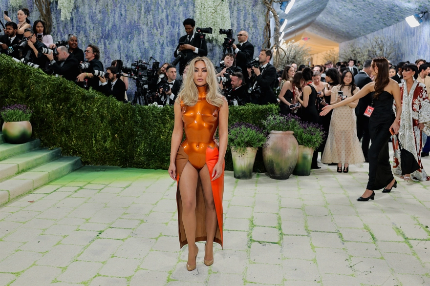 Η Κιμ Καρντάσιαν στο Met Gala 2026 με μπρούτζινο θώρακα και δερμάτινη φούστα εμπνευσμένη από την pop art
