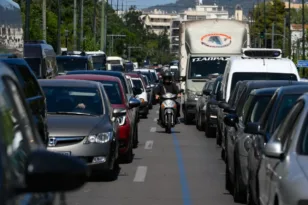 Καραμπόλα με δύο τραυματίες στην Πατησίων, ενεπλάκησαν τρία ΙΧ και δύο μοτοσικλέτες
