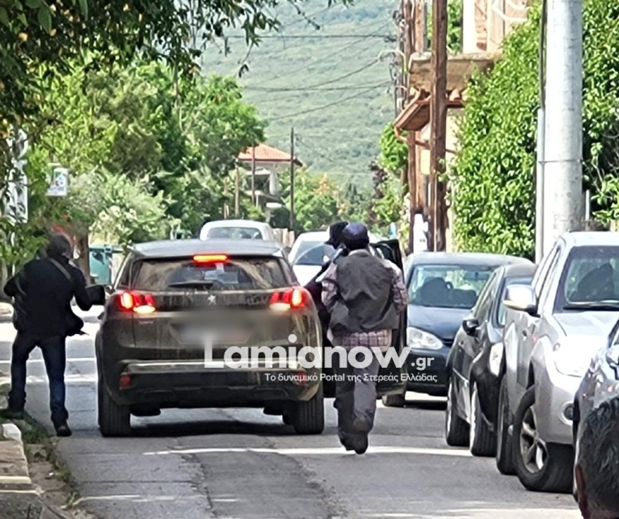 Ληστεία με καλάσνικοφ σε τράπεζα στην Κάτω Τιθορέα – Πάνω από 200.000 ευρώ η λεία - Η στιγμή που οι δράστες το 'σκάνε