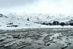 Καιρός: «Χειμωνιάτικο» σκηνικό σήμερα με χιόνια και θυελλώδεις ανέμους – Από Δευτέρα βελτίωση