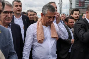 Τουρκία: Πορεία κάτω από βροχή για τον Οζελ μετά το “ντου” της Αστυνομίας