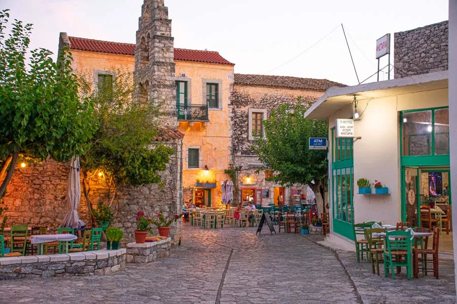Road trip στην Πελοπόννησο: Οι διαδρομές που αξίζουν κάθε χιλιόμετρο road trip στην Πελοπόννησο στη Μάνη με πέτρινους πύργους και θάλασσα